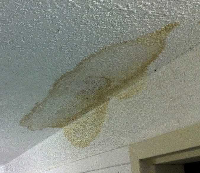 Мокрые пятна с ржавчиной на потолке — причины их появления, что делать
