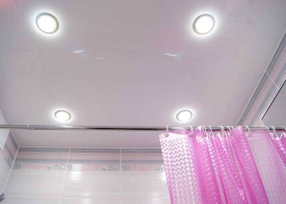 Натяжной потолок в ванной (36 фото) - можно ли делать, плюсы и минусы, освещение, примеры в интерьере