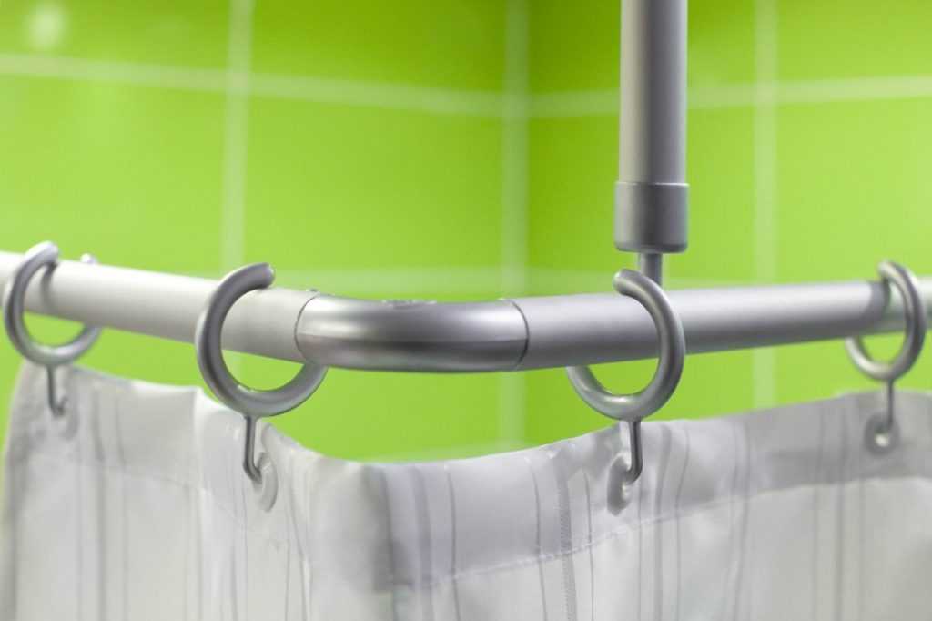 Как повесить штору в ванной: 3 варианта