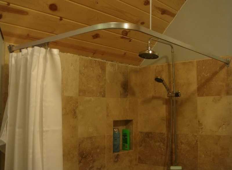 Как выбрать и прикрепить угловой карниз для штор в ванную комнату