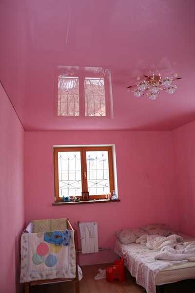 Натяжной потолок в маленькой комнате: правила выбора и ухода