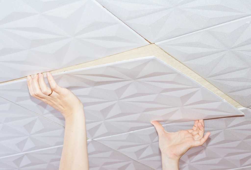 Как очистить потолок от клея потолочной плитки и снять ее: демонтаж и как выровнять
