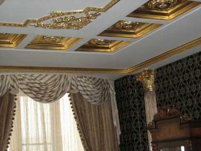 Помпезный и роскошный потолок в стиле барокко
