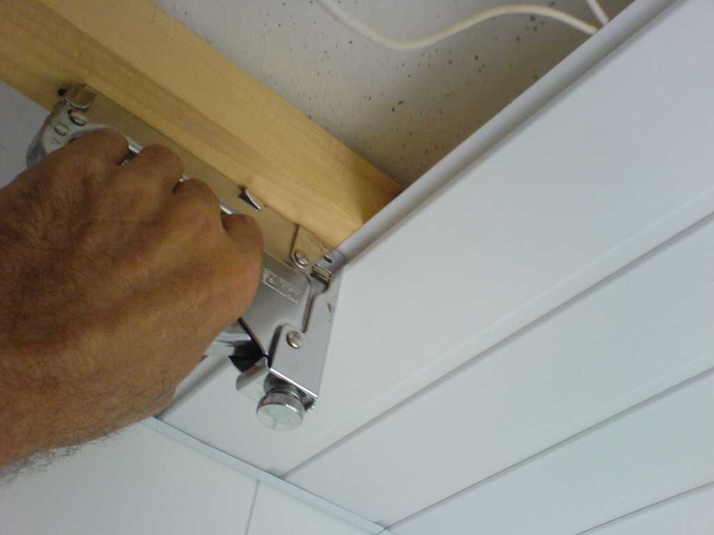 Как подшить сайдинг на потолок в ванной и кухне