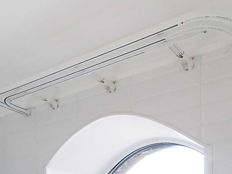 Особенности, плюсы и минусы потолочных алюминиевых карнизов для штор