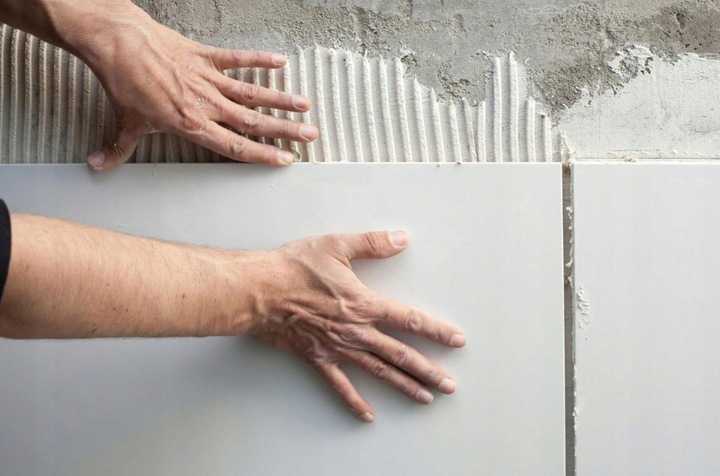 Как правильно класть на стену плитку своими руками