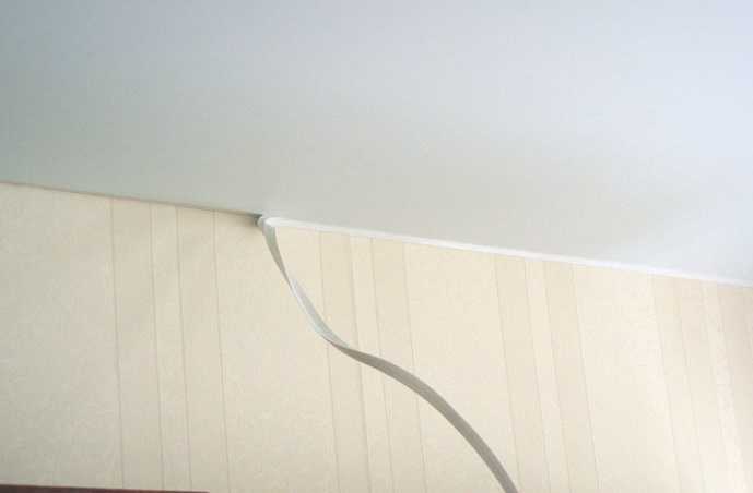 Монтаж маскировочной ленты для натяжных потолков своими руками