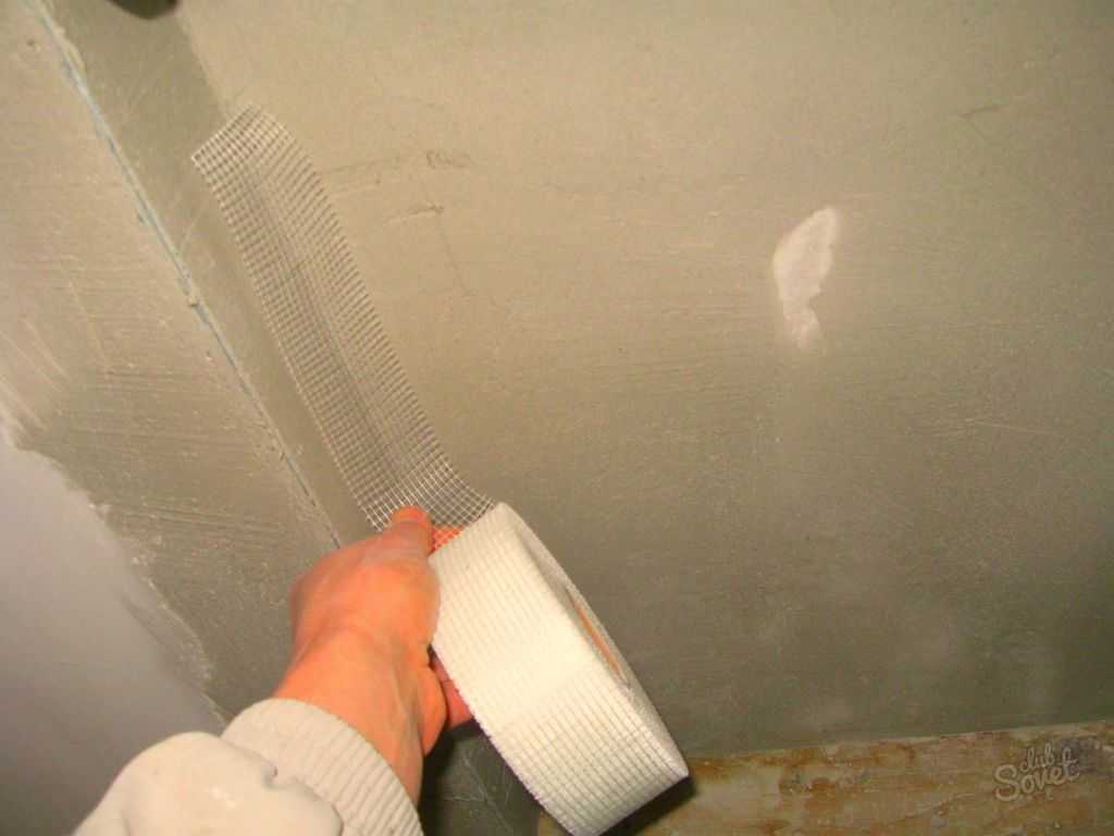 Как клеить стеклохолст или стекловолокнистую паутинку на стены под обои, шпаклевку: какая должна быть плотность для практичного применения