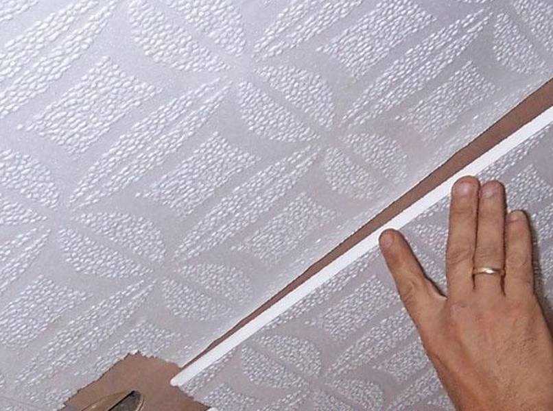 Как поклеить потолочную плитку