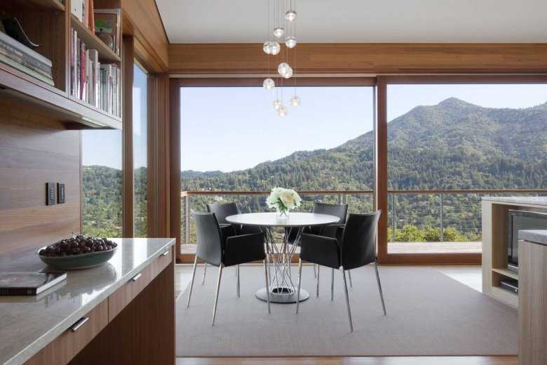 Дизайн узкой кухни с окном и балконом в конце: как обустроить
 - 28 фото
