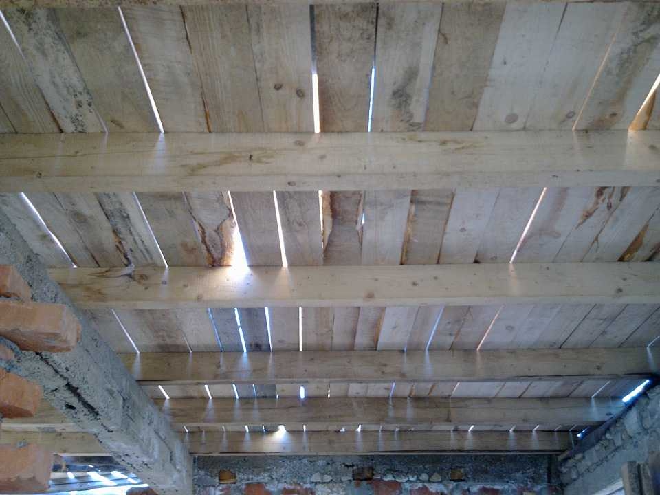 Потолок под старину из необрезной доски — особенности и применение