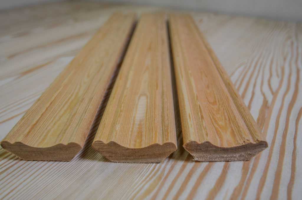 Как правильно прибить плинтус: нюансы работ с деревянным и пластиковым планками