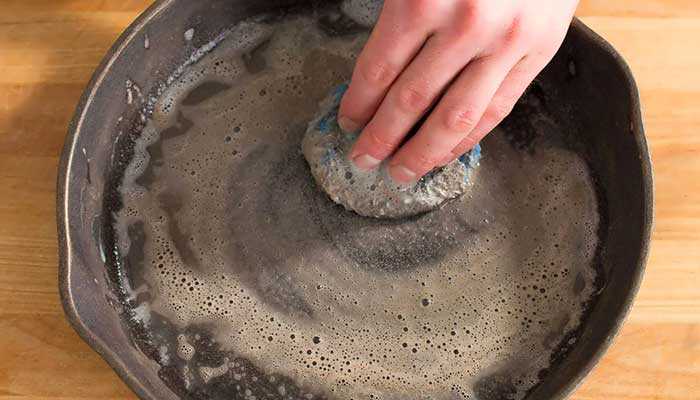 Как очистить чугунную сковороду от нагара: полезные советы