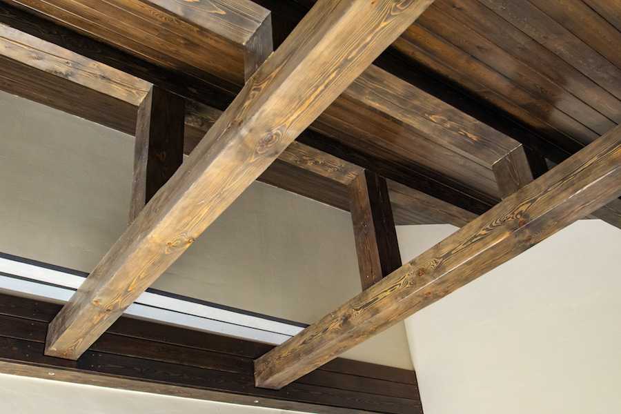 Потолок из деревянных реек: его виды и монтаж
