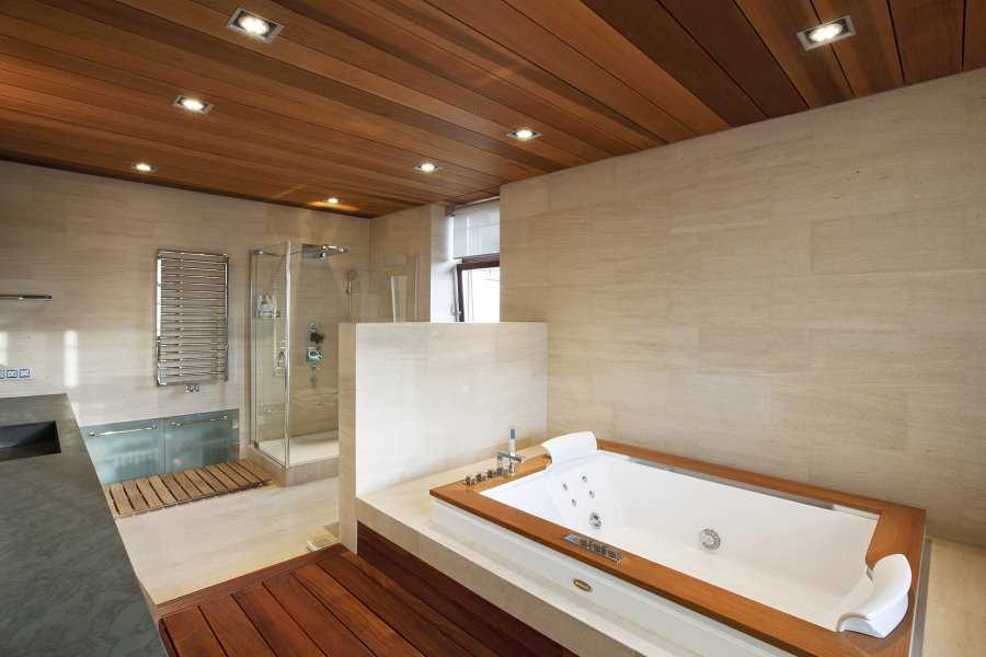 Деревянный реечный потолок: своими руками, фото, подвесной, в деревянном доме, в ванной комнате