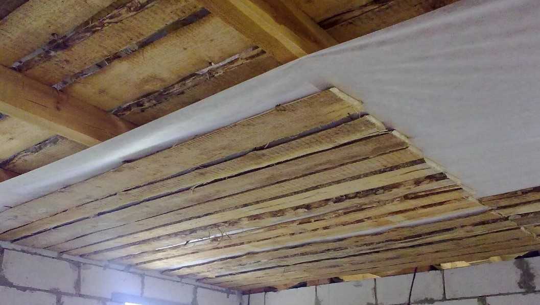 Натяжные потолки в деревянном доме: обзор плюсов и минусов, фото