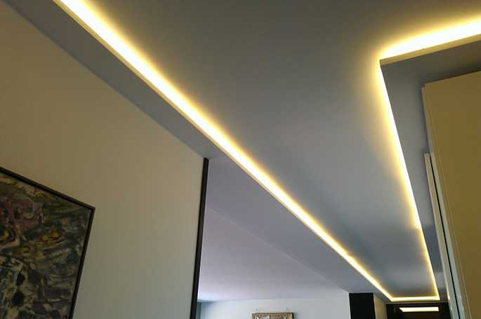 Подсветка под натяжной потолок смотрится выигрышно в любой комнате Технология монтажа светодиодной ленты и варианты использования подсветки под натяжной потолок