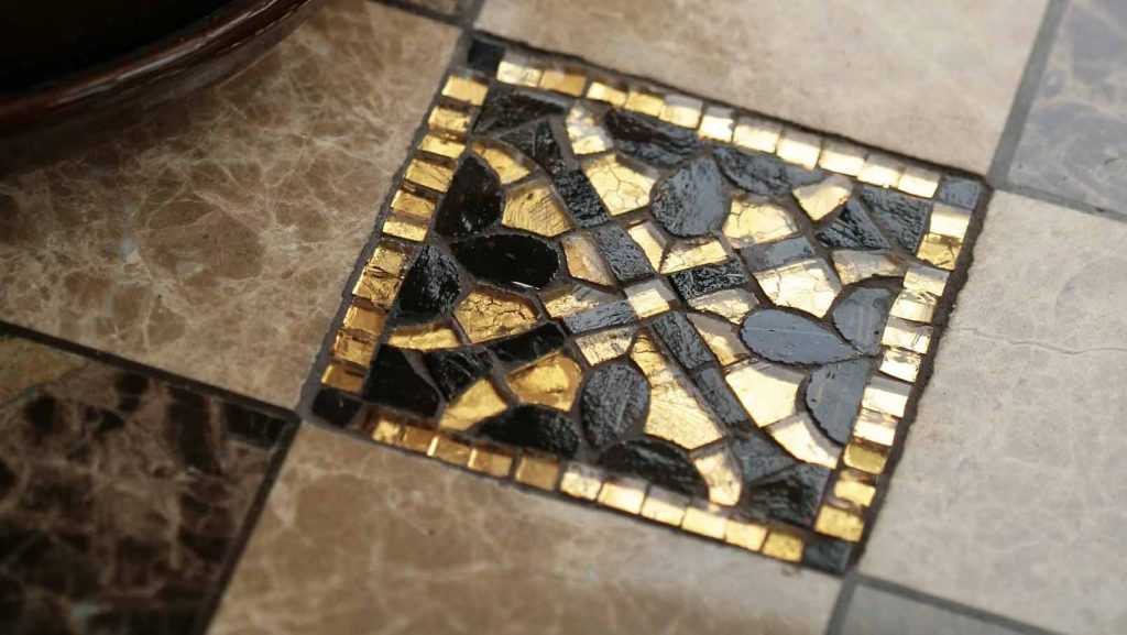 Как выбрать мозаику на пол в ванной? виды мозаики, традиционная и современная