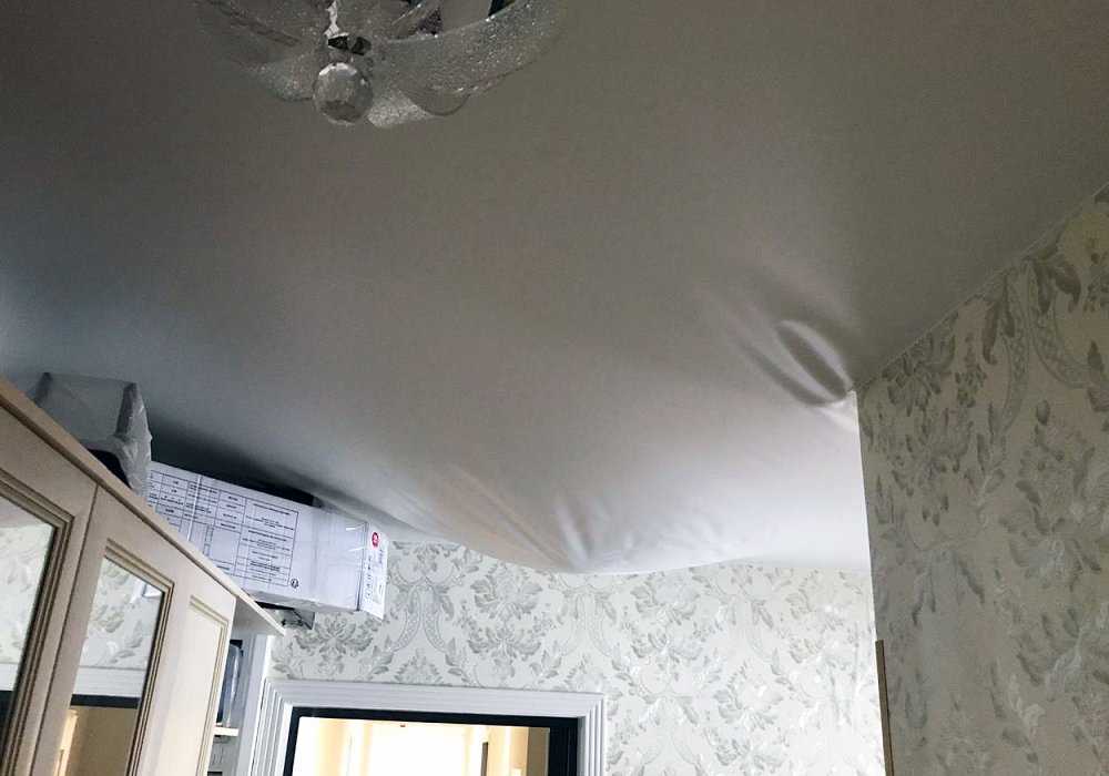 Даже тонкие гипсокартонные стены не станут препятствием для установки пленочного или текстильного потолка Однако, еще на этапе отделки стен нужно побеспокоиться о специальных закладных планках или брусках, усиливающих плоскости в месте крепления полотна
