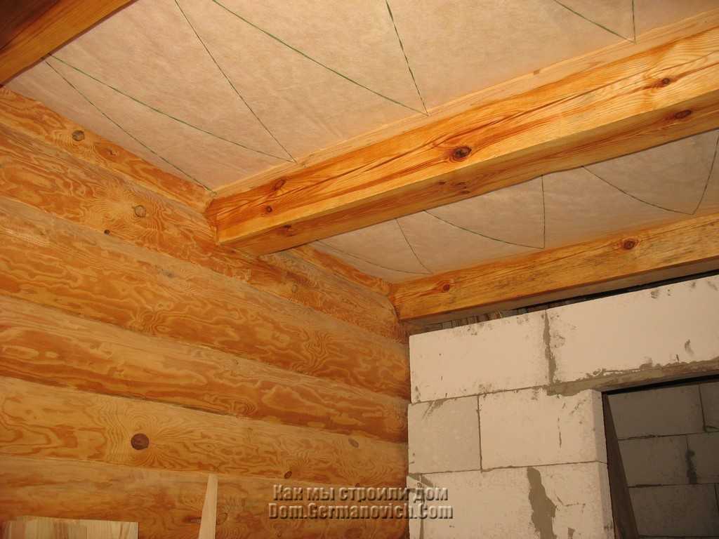 Несмотря на внешнюю неказистость, из необрезной доски можно собрать даже потолок в жилой комнате, если оформить его под старину