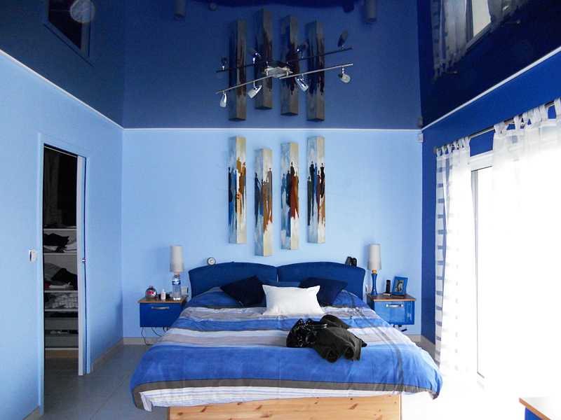 Голубые обои: выбор оттенков, фото оформления интерьеров, подбор штор