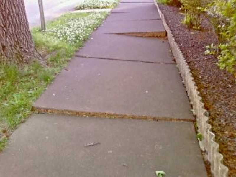 Как отремонтировать бетонную дорожку. Дорожка из бетонных плит. Американский тротуар. Треснули бетонные дорожки. Бетонные тротуары в США.