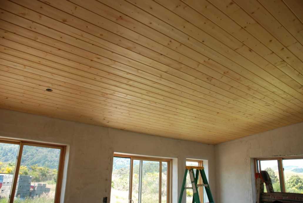 Отделка потолка в деревянном доме - идеи и варианты в 50 фото