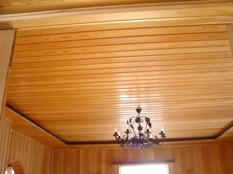 Какой потолок лучше сделать в деревянном доме?