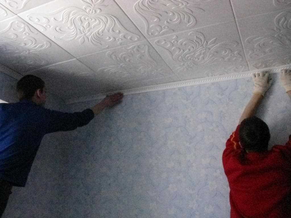 Как выровнять потолок: своими руками, шпаклевкой, из гипсокартона под покраску, из плит которые лежат одна выше а другая ниже