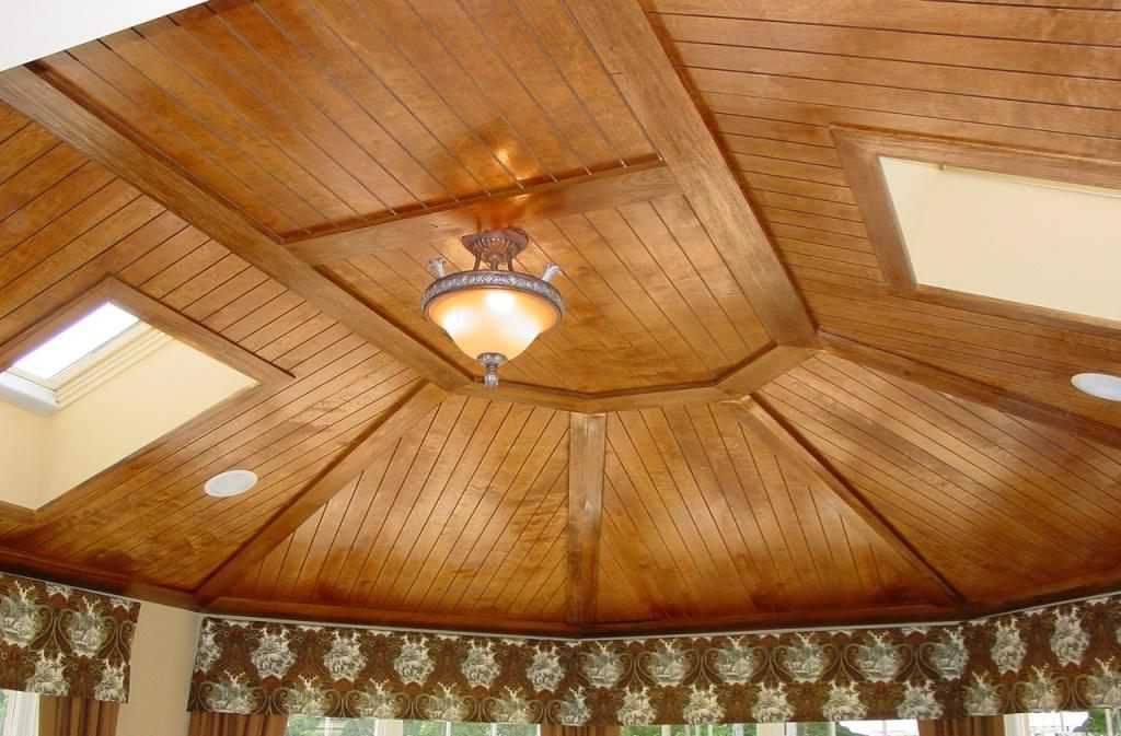 Чем бюджетно отделать потолок на даче. наиболее популярные виды отделки