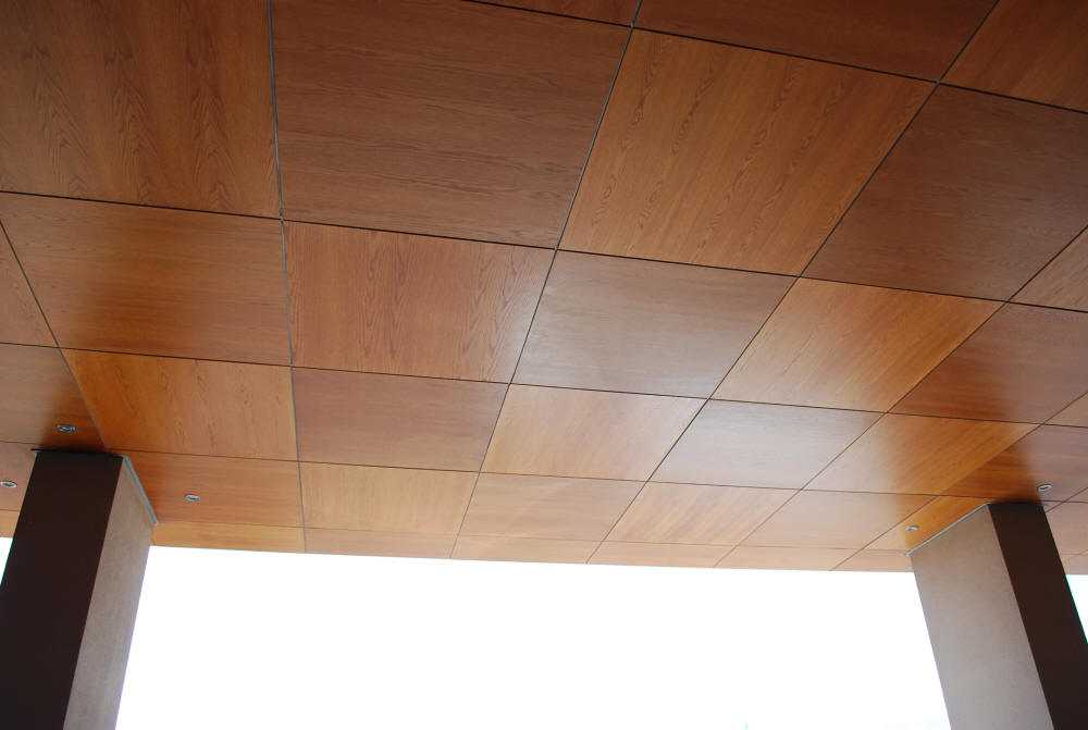 Реечный потолок под дерево - особенности, фото