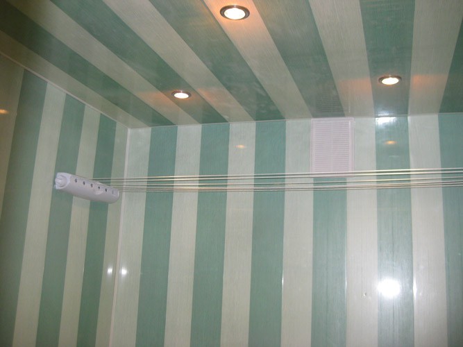 Сайдинг - немного необычный материал для отделки потолка, но при этом он вполне подходит для отделки потока в ванной комнате, поскольку он не боится повышенной влажности