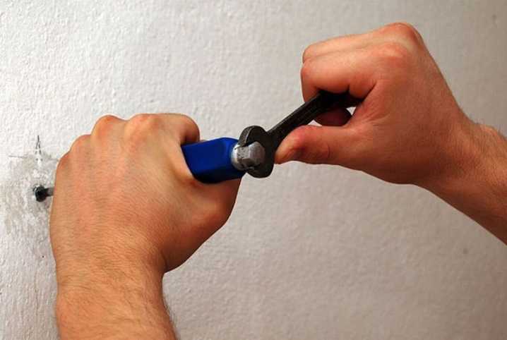 Как вытащить дюбель из стены: какие инструменты понадобятся, чтобы достать металлический дюбель вместе с гвоздем (саморезом) своими руками? каким способом лучше доставать со стены