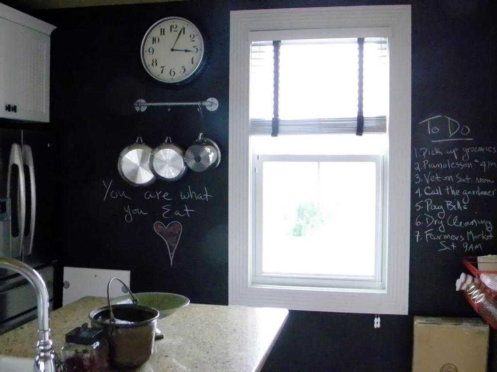 Грифельная меловая доска в интерьере на кухне и в детской: что это и как сделать грифельную стену - 14 фото