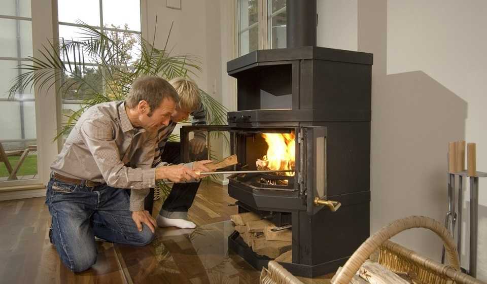 Сырые дрова: как разжечь, можно ли топить печь?