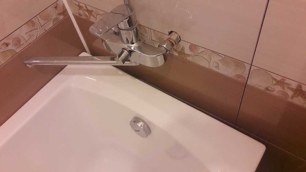 Как заделать щель между ванной и стеной – возможные варианты