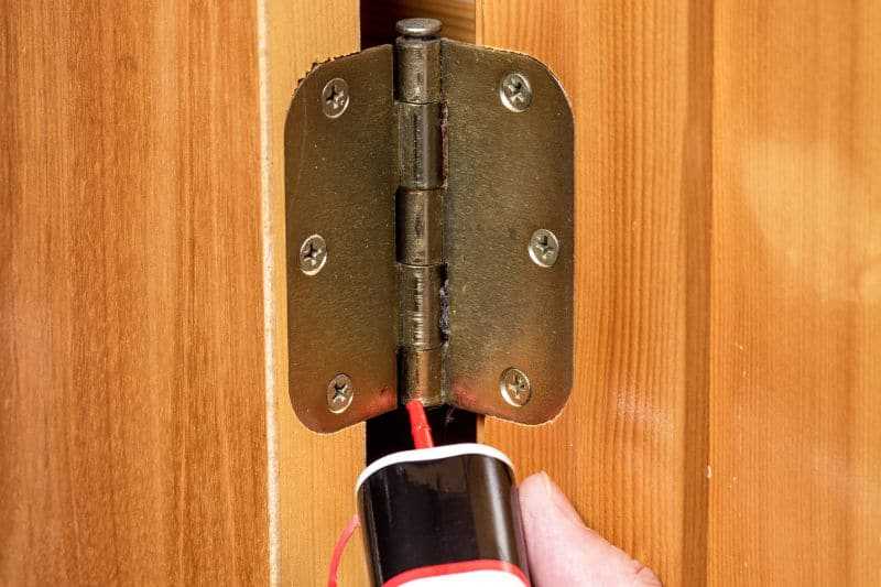 Как смазать дверные петли не снимая дверь: скрипит в комнате, что делать с межкомнатной, дома смазка пластиковая