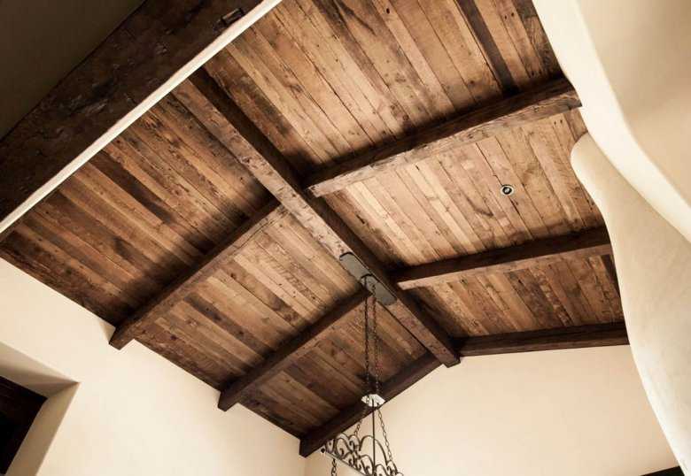 Потолок из необрезной доски под старину — строим баню или сауну