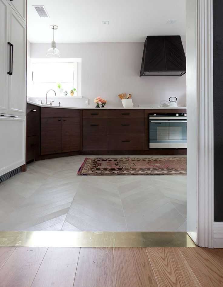 Комбинированный пол на кухне — плитка и ламинат