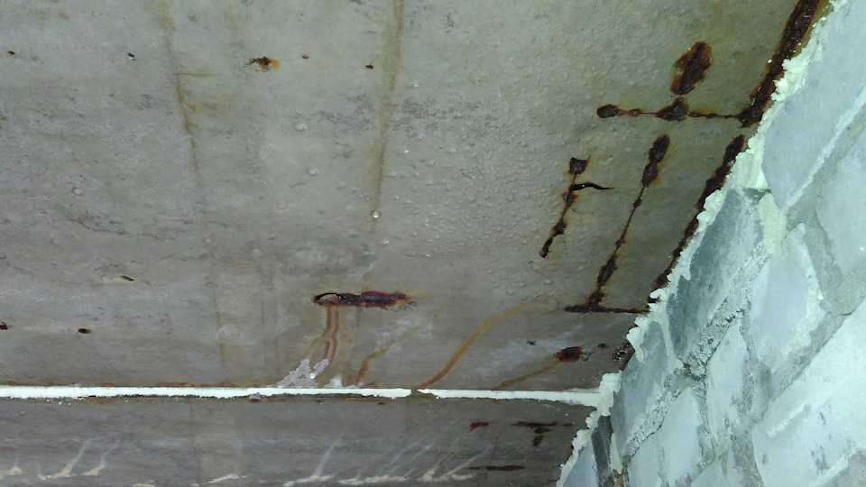 Причина образования конденсата на потолке и как от него избавится