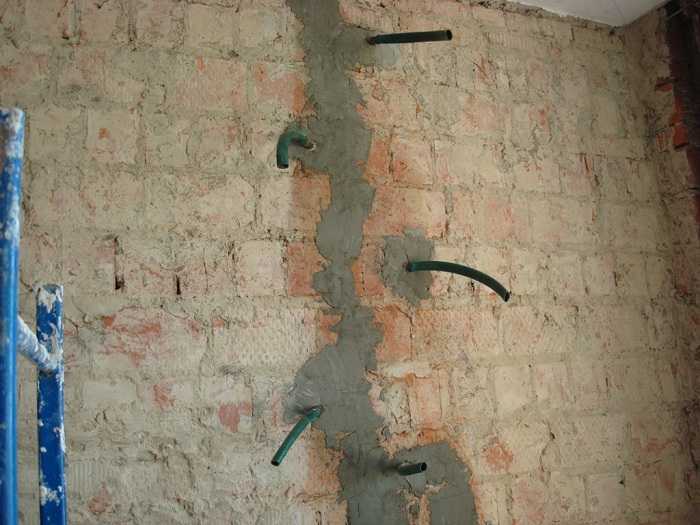 Чем заделать трещину в кирпичной стене дома?