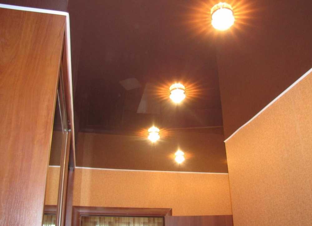 Потолок в коридоре - особенности и возможные материалы для отделки