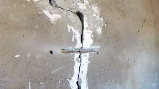 Чем и как заделать трещины в стенах кирпичного дома: причины появления и ремонт