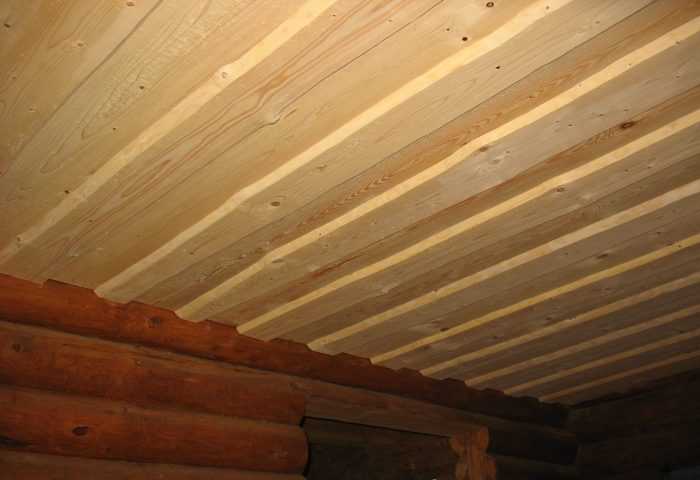 Несмотря на внешнюю неказистость, из необрезной доски можно собрать даже потолок в жилой комнате, если оформить его под старину