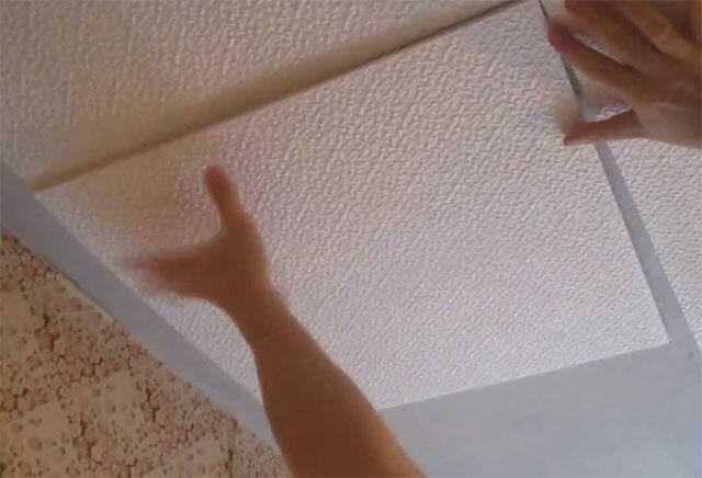 Как легко снять потолочную плитку?