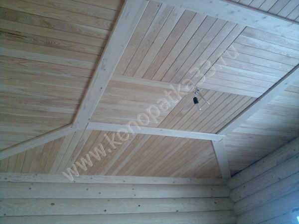 Потолок из досок обрезных и необрезных в бане и мансарде, как правильно подшить из деревянных реек