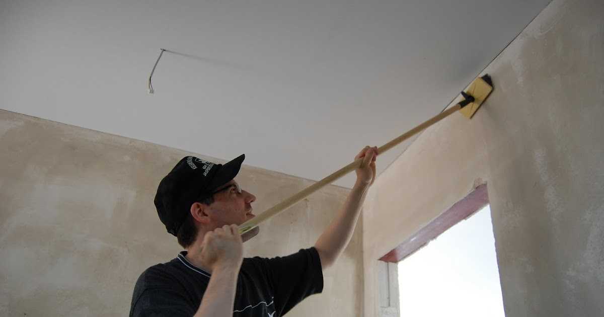 Как покрасить потолочную плитку из пенопласта: технология окрашивания потолка (видео)