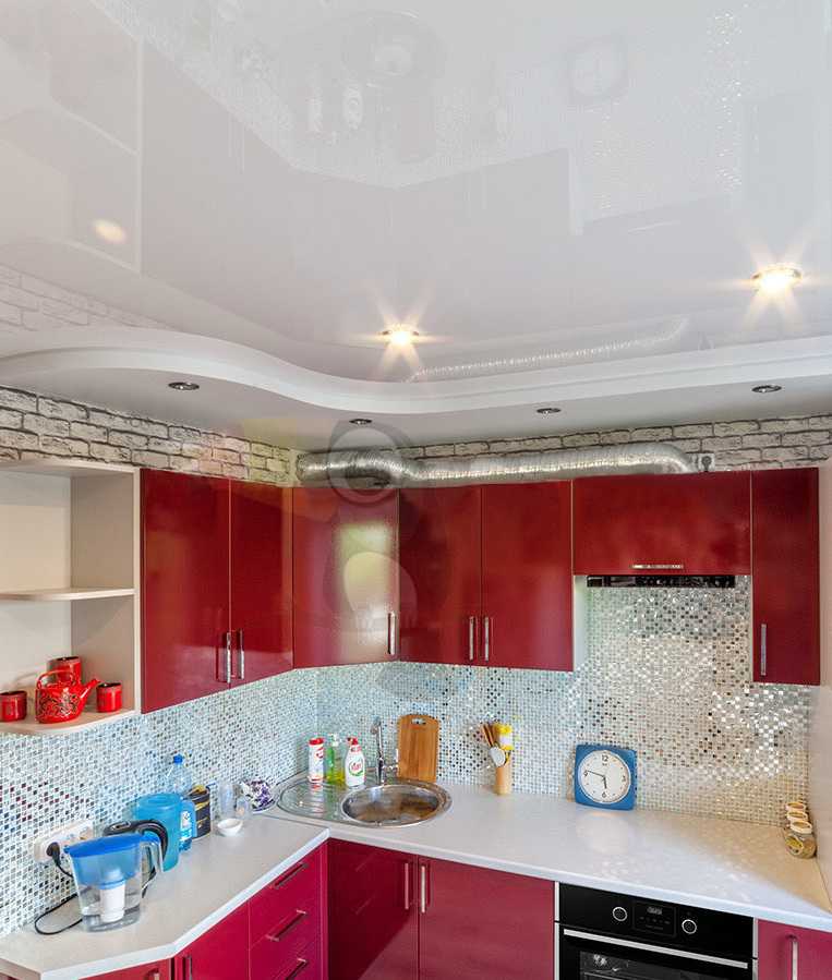 Даже самая небольшая кухонная зона должна выглядеть красиво Сделать ее такой поможет правильный выбор отделки потолка