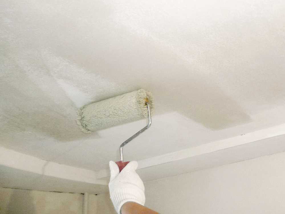 Как покрасить потолок акриловой краской своими руками без разводов и подтеков