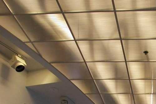 Подвесной потолок из пластиковых панелей - преимущества и недостатки